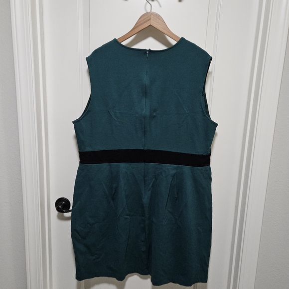 Green Sleeveless Lapel Dress - Picture 2 of 5